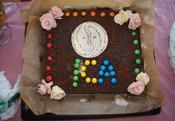 Специалисты Управления по делам архивов РБ испекли романтичный торт с эмблемой Международного совета архивов.