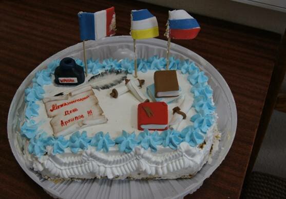 Отдел комплектования Государственного архива РБ презентовал торт «Архивисты всех стран, объединяйтесь!